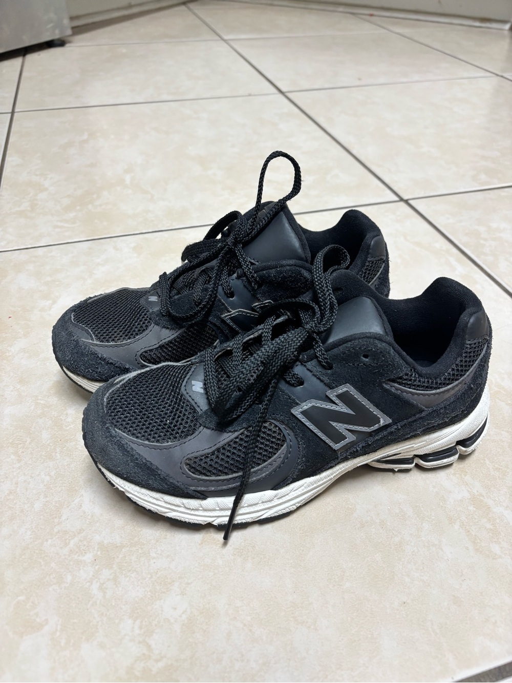 New Balance black suede sneakers in US kids 3